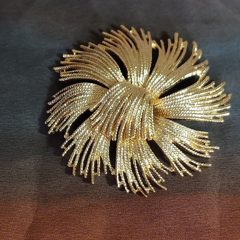 Monet Vintage signed Large Huge Cardelia Flower Brooch Gold Tone Pin - Picture 4 of 10